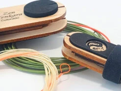 Zen Tenkara Line Holder Handcrafted Wood -Aanbevolen Winkels Voor Visuitrusting Zen Tenkara Line Holder Handcrafted Wood NFD9190 XXX 20211018 0856353 1024x768 1